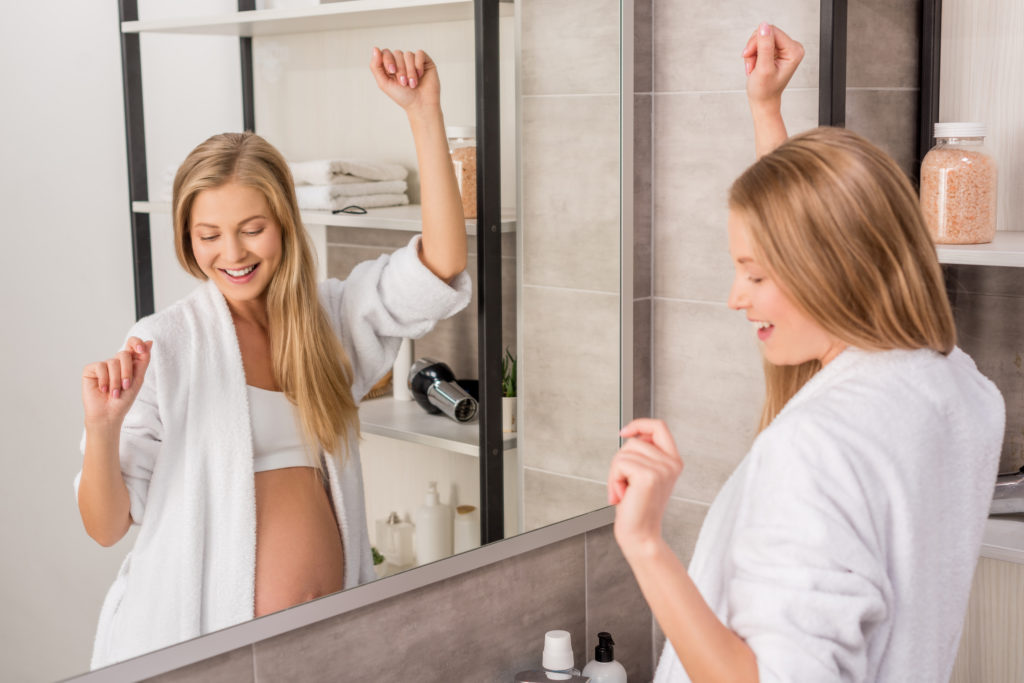 Беременная жена селфится в ванной